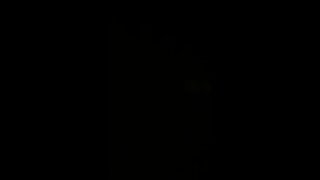 ಎಬೊನಿ ಗೃಹಿಣಿ ಮಾದಕ ಇಂಗ್ಲೀಷ್ ಚಲನಚಿತ್ರ ಅಡುಗೆಮನೆಯಲ್ಲಿ ಇಬ್ಬರು ನೆರೆಹೊರೆಯವರಿಗೆ ಉತ್ತಮ ಬ್ಲೋಜಾಬ್ ನೀಡುತ್ತದೆ